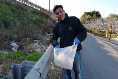 La storia di Michele, il giovane che raccoglie i rifiuti negli angoli dimenticati di Bari